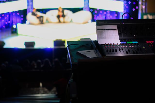 professional DJ for trad show stages and lighting